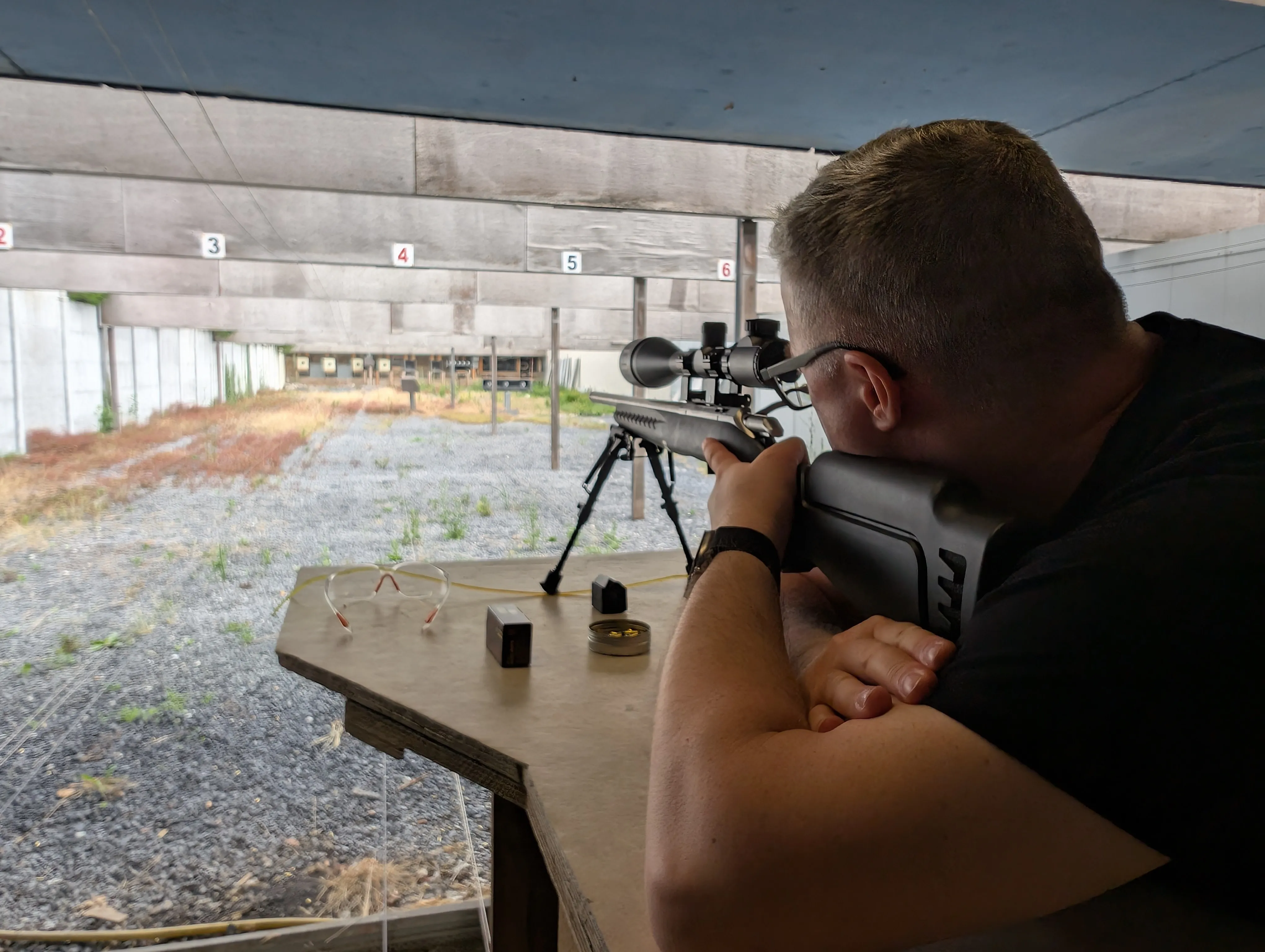 Un tireur à la carabine à lunette, au stand 50 m