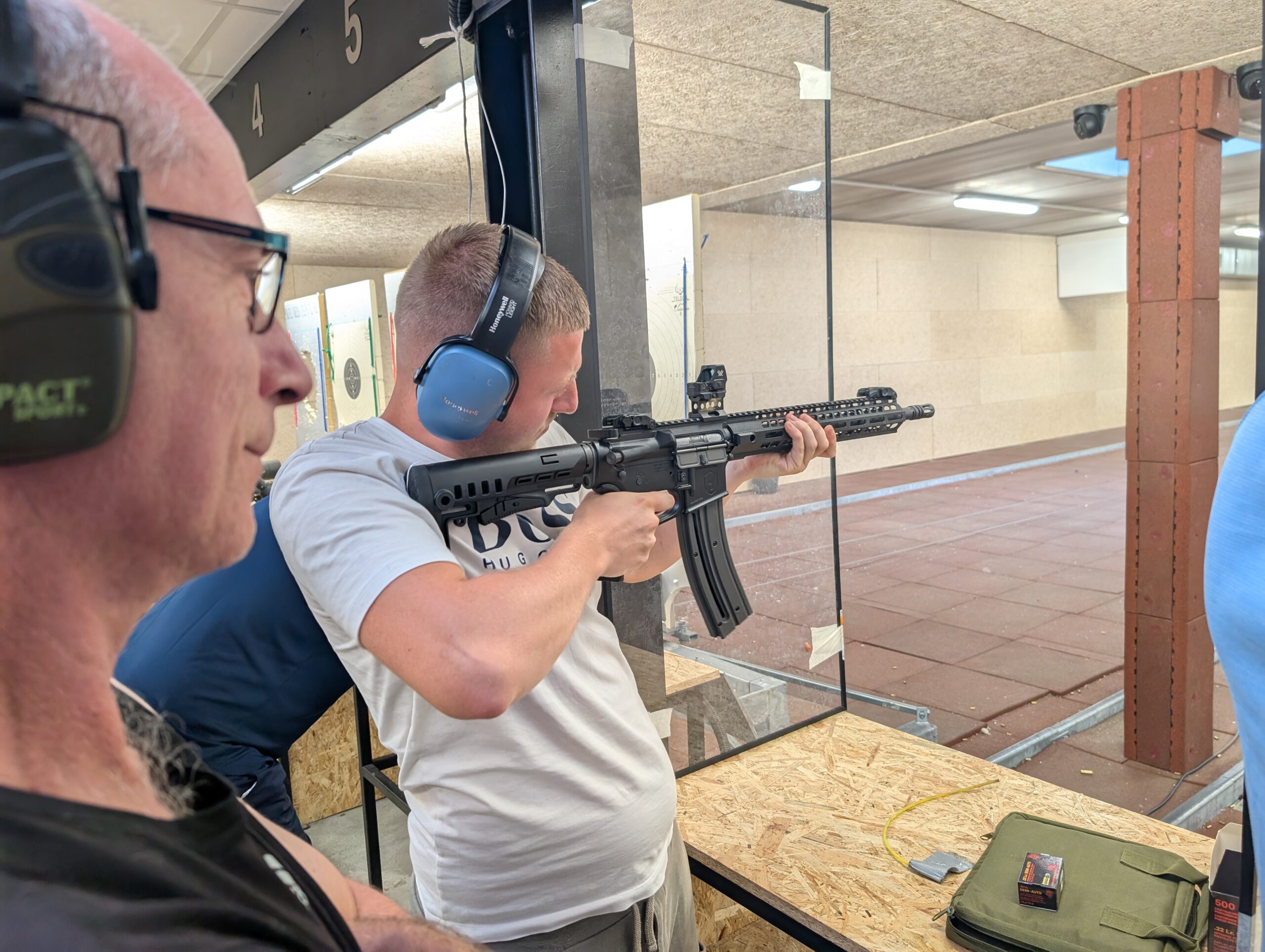 Instructeur du TMNH encadrant un participant au pas de tir